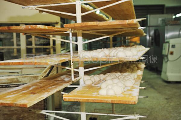 現(xiàn)代化面包工廠 食品生產(chǎn)線的高效與安全